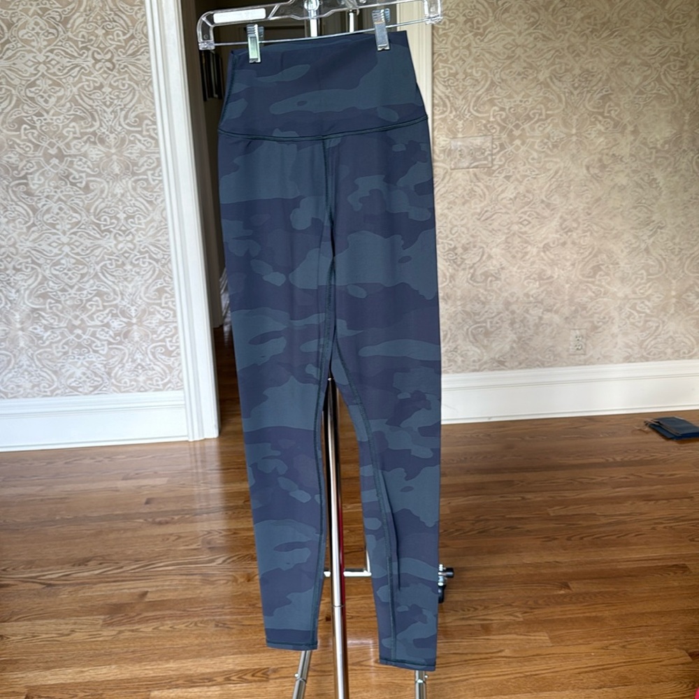 Alo Yoga camo leggings